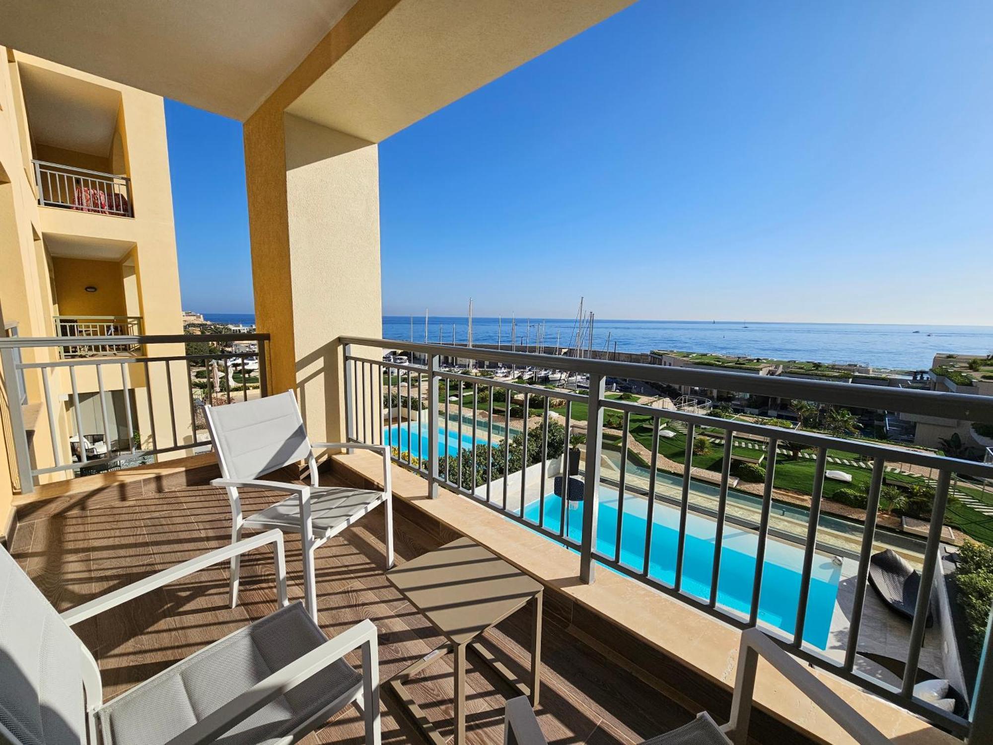 Stunning Seafront Portomaso Appartement